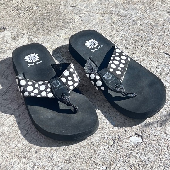 Yellow Box Women's Black & White Polka Dot Flip Flops Sandals Size 9 - Picture 1 of 3